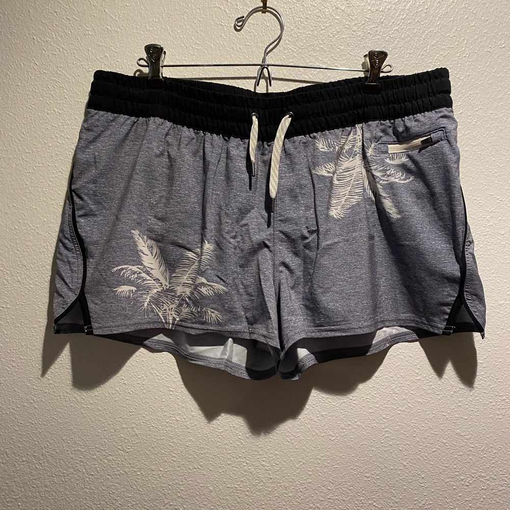 Vuori Clementine athletic shorts size XL